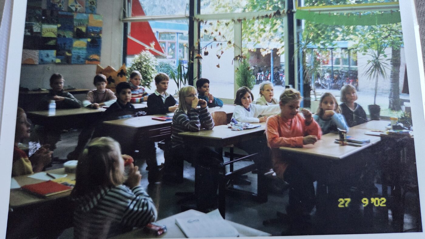 Classroom photo dated 27/9/2002